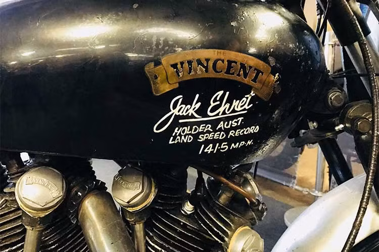 Tuy nhiên, mẫu xe môtô Black Lightning đời 1951 này thậm chí còn tiến xa hơn cả xe hơi, nó được trang bị động cơ công suất cao hơn (tăng từ 55 lên 70 mã lực) và trọng lượng nhẹ hơn (từ 208 kg xuống còn 163 kg). 