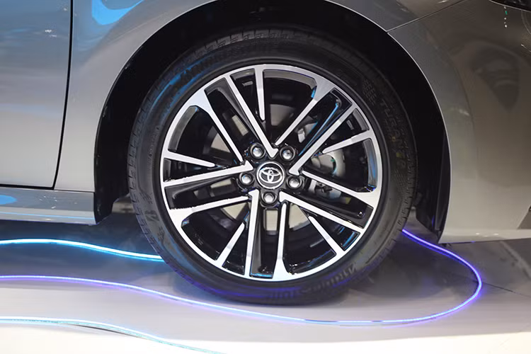 Toyota Camry 2025 tiếp tục sử dụng nền tảng khung gầm toàn cầu TNGA và có kích thước tổng thể DxRxC lần lượt là 4.920 x 1.840 x 1.455 (mm). Chiều dài cơ sở 2.825 mm. Kích thước này dài hơn 35 mm, thấp hơn 10 mm so với thế hệ trước.