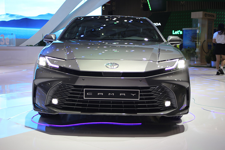 Khu vực đầu xe của mẫu sedan hạng D này lấy cảm hứng từ hình ảnh "Cá mập đầu búa" với lưới tản nhiệt họa tiết kim cương mở rộng sang hai bên, cụm đèn pha LED sắc sảo và dải đèn LED định vị ban ngày hình chữ "C".