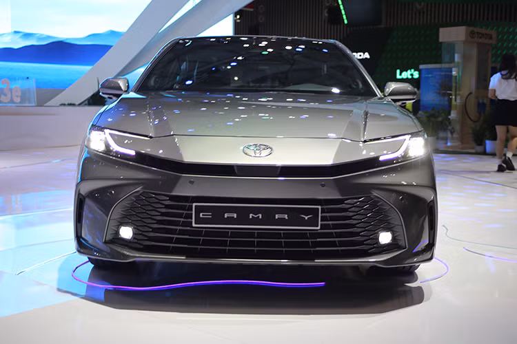 Khu vực đầu xe của mẫu sedan hạng D này lấy cảm hứng từ hình ảnh "Cá mập đầu búa" với lưới tản nhiệt họa tiết kim cương mở rộng sang hai bên, cụm đèn pha LED sắc sảo và dải đèn LED định vị ban ngày hình chữ "C".