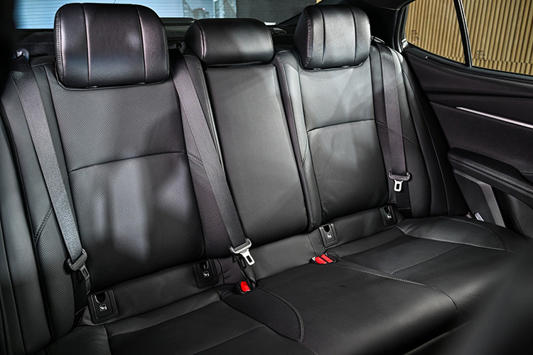 Nằm bên dưới nắp ca-pô của Toyota Camry 2025 tại Việt Nam là 2 tùy chọn động cơ. Đầu tiên là động cơ xăng 4 xi-lanh, hút khí tự nhiên, dung tích 2.0L như cũ, tạo ra công suất tối đa 170 mã lực và mô-men xoắn cực đại 206 Nm.