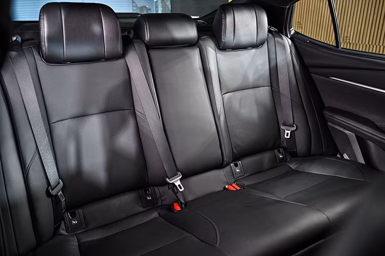 Nằm bên dưới nắp ca-pô của Toyota Camry 2025 tại Việt Nam là 2 tùy chọn động cơ. Đầu tiên là động cơ xăng 4 xi-lanh, hút khí tự nhiên, dung tích 2.0L như cũ, tạo ra công suất tối đa 170 mã lực và mô-men xoắn cực đại 206 Nm.