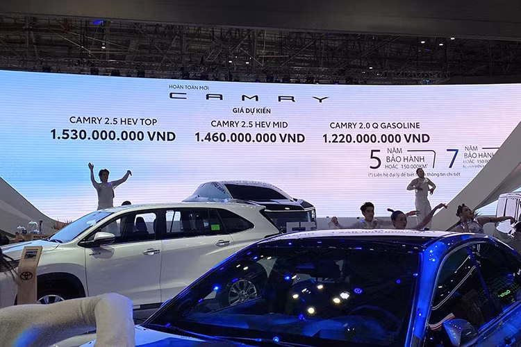 Toyota Camry 2025 tại Việt Nam được nhập khẩu nguyên chiếc từ Thái Lan với 5 lựa chọn màu sắc, bao gồm trắng ngọc trai, đen, đỏ, xám ánh kim và xám ánh bạc. Khách hàng mua xe sẽ đực hưởng các chương trình ưu đãi như; Tặng gói gia hạn bảo hành, Ưu đãi khi mua bảo hiểm Toyota, Ưu đãi lãi suất mua xe...