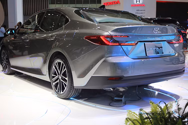 Thiết kế của mẫu xe sedan Toyota Camry 2025 dành cho Việt Nam không gây bất ngờ vì giống với xe đang bán tại các thị trường như Singapore, Thái Lan, Đài Loan và Úc. Xe được áp dụng phong cách thiết kế mới giàu cảm xúc, trẻ trung và thể thao hơn.