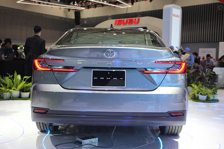 Ngoài ra, Toyota Camry 2025 còn có các đường dập nổi trên thân xe hội tụ về phía sau, hòa nhập với thiết kế mới của cụm đèn hậu, tạo hình chiếc đuôi của cá mập đầu búa. Bên cạnh đó là cột C hạ thấp và cửa sổ mở rộng, kéo dài về phía sau.