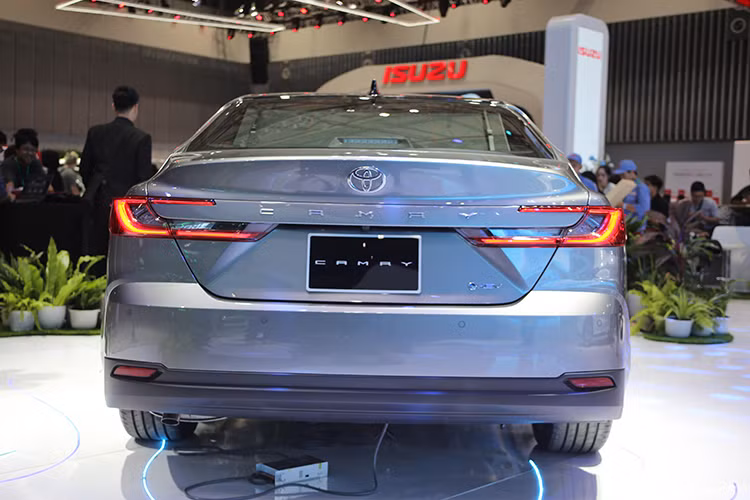 Ngoài ra, Toyota Camry 2025 còn có các đường dập nổi trên thân xe hội tụ về phía sau, hòa nhập với thiết kế mới của cụm đèn hậu, tạo hình chiếc đuôi của cá mập đầu búa. Bên cạnh đó là cột C hạ thấp và cửa sổ mở rộng, kéo dài về phía sau.