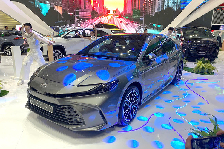 Xe có 3 phiên bản, gồm có 2.0 Q, 2.5 HEV Mid và 2.5 HEV Top, đi kèm mức giá xe Toyota Camry 2025 tại Việt Nam dao động từ 1,22 - 1,53 tỷ đồng. Như vậy, bản 2.0 Q không thay đổi giá bán so với trước trong khi bản cao cấp nhất tăng 35 triệu đồng.