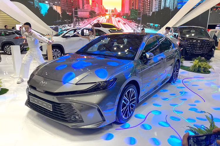 Xe có 3 phiên bản, gồm có 2.0 Q, 2.5 HEV Mid và 2.5 HEV Top, đi kèm mức giá xe Toyota Camry 2025 tại Việt Nam dao động từ 1,22 - 1,53 tỷ đồng. Như vậy, bản 2.0 Q không thay đổi giá bán so với trước trong khi bản cao cấp nhất tăng 35 triệu đồng.