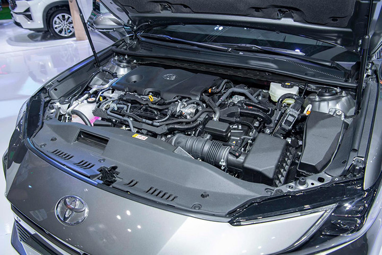 Động cơ kết hợp với hộp số tự động vô cấp E-CVT và hệ dẫn động cầu trước. Trong khi đó, 2 phiên bản 2.5 HEV Mid và 2.5 HEV Top được trang bị hệ truyền động hybrid, bao gồm máy xăng 4 xi-lanh, dung tích 2.5L với công suất tối đa 184 mã lực và mô-men xoắn cực đại 221 Nm.