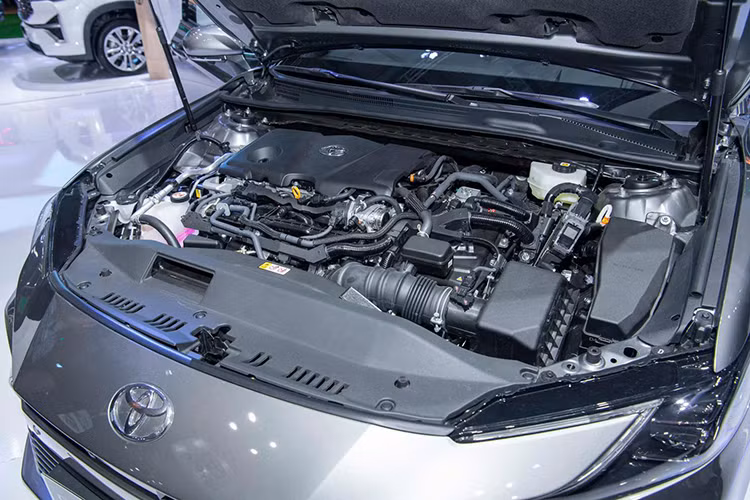 Động cơ kết hợp với hộp số tự động vô cấp E-CVT và hệ dẫn động cầu trước. Trong khi đó, 2 phiên bản 2.5 HEV Mid và 2.5 HEV Top được trang bị hệ truyền động hybrid, bao gồm máy xăng 4 xi-lanh, dung tích 2.5L với công suất tối đa 184 mã lực và mô-men xoắn cực đại 221 Nm.