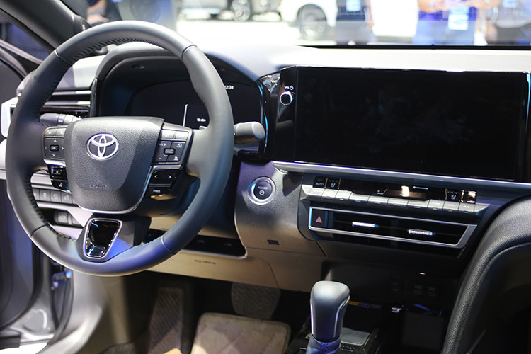 Các trang bị tiêu chuẩn của Toyota Camry 2025 tại Việt Nam gồm có hệ thống đèn LED, vành hợp kim 18 inch, ghế lái chỉnh điện 10 hướng/làm mát, bảng đồng hồ kỹ thuật số, màn hình cảm ứng trung tâm 12,3 inch...