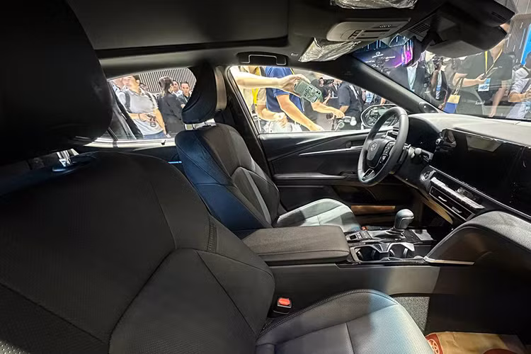 Bên trong xe, mẫu sedan hạng D này đã được thổi làn gió mới, mang đến cảm giác cởi mở và cá tính. Khoang lái được thiết kế với phong cách đơn giản và hiện đại. Các chi tiết cánh ngang chạy dọc theo cánh cửa, bao quanh người ngồi trong khi màn hình giải trí được bố trí tạo hình cây đàn guitar. 