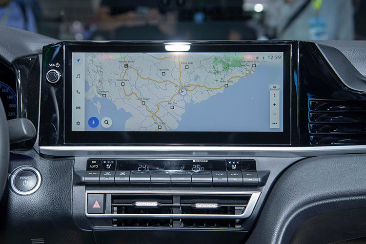 Tương tự thế hệ cũ, xe vẫn có hệ thống an toàn chủ động Toyota Safety Sense. Bên cạnh đó, xe còn có thêm hệ thống hỗ trợ ra khỏi xe an toàn và phanh hỗ trợ đỗ xe mới.