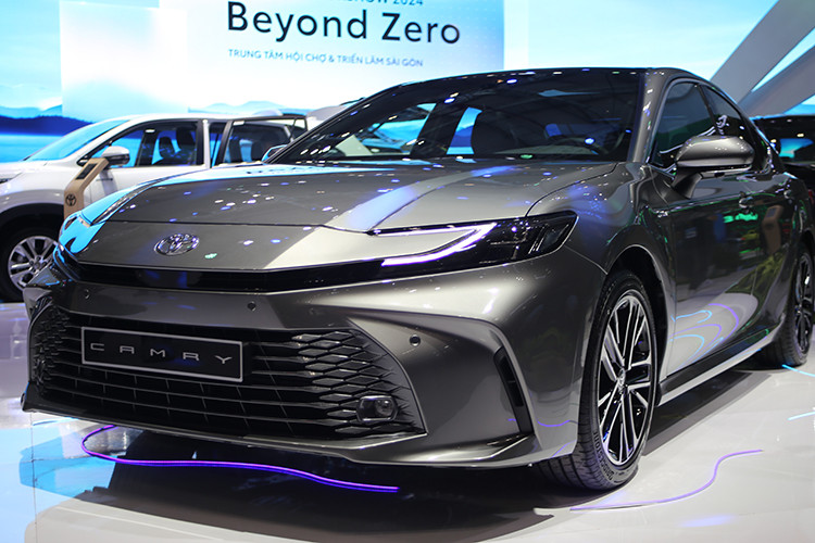 Tại Triển lãm Ô tô Việt Nam (VMS) 2024, hãng Toyota đã chính thức giới thiệu thế hệ mới của dòng xe Camry ở thị trường Việt Nam. Đúng như tin đồn từ trước đó, Toyota Camry 2025 tại Việt Nam đã bị cắt bớt phiên bản máy xăng và thêm phiên bản hybrid.