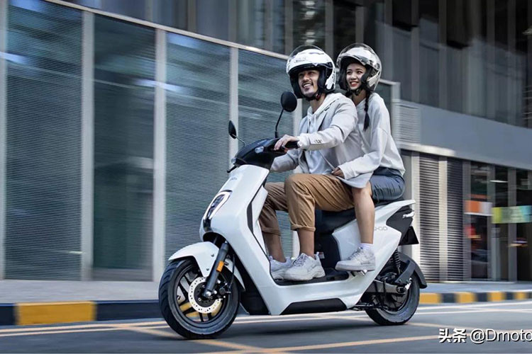 Cả hai phiên bản Honda U-GO đều có chung trang bị bộ pin Lithium-ion 48V và 30Ah, có dung lượng 1,44 kWh. Khách hàng có nhu cầu có thể nâng cấp lên bộ pin khác có dung lượng 2,88 kWh.