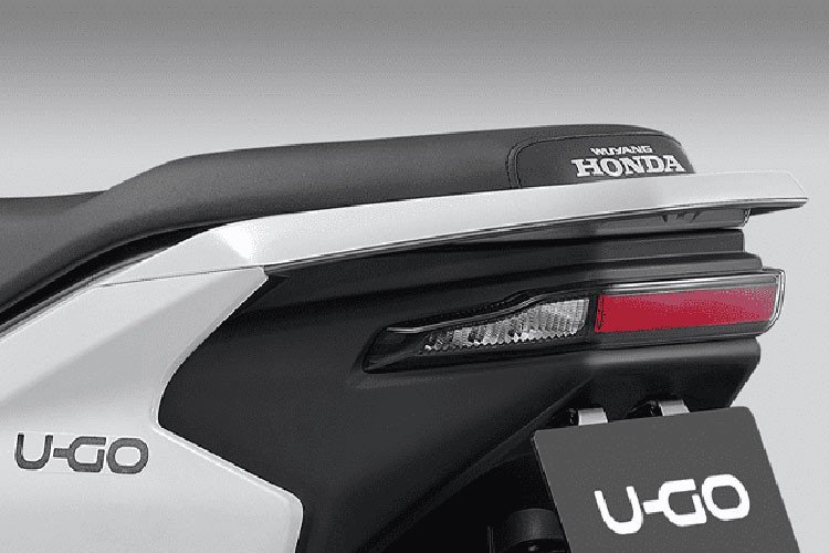 Xe có cổng sạc USB bên trong hộc chứa đồ nhỏ dưới tay lái. Yên cao 740 mm, trọng lượng thô 83 kg. Hệ thống phuộc trước sau của xe dạng ông lồng và lò xo trụ giống như nhiều mẫu xe máy phổ thông Honda. 