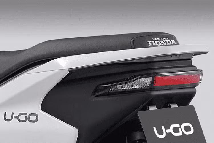 Xe có cổng sạc USB bên trong hộc chứa đồ nhỏ dưới tay lái. Yên cao 740 mm, trọng lượng thô 83 kg. Hệ thống phuộc trước sau của xe dạng ông lồng và lò xo trụ giống như nhiều mẫu xe máy phổ thông Honda. 