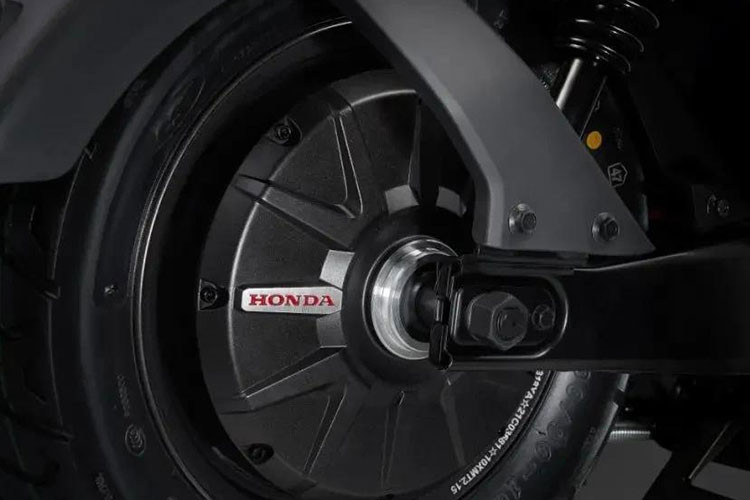 Phiên bản cắt giảm mặt khác của mẫu xe ga chạy điện này được trang bị mô-tơ điện 800W với công suất tối đa 1,2 kW, cho công suất tối đa 43 km/h.