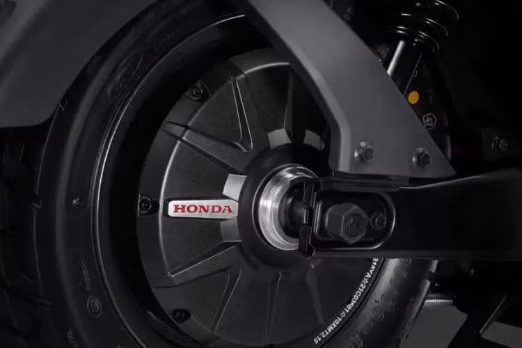 Phiên bản cắt giảm mặt khác của mẫu xe ga chạy điện này được trang bị mô-tơ điện 800W với công suất tối đa 1,2 kW, cho công suất tối đa 43 km/h.