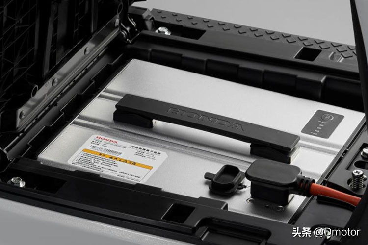 Theo đó, Honda U-GO sẽ có hai phiên bản với trang bị pin và tốc độ khác nhau gồm bản tiêu chuẩn và bản cắt giảm. Trong đó, Honda U-GO bản tiêu chuẩn được trang bị mô-tơ điện 1,2 kW với công suất tối đa 1,8 kW, giúp xe có khả năng đạt vận tốc tối đa 53 km/h.