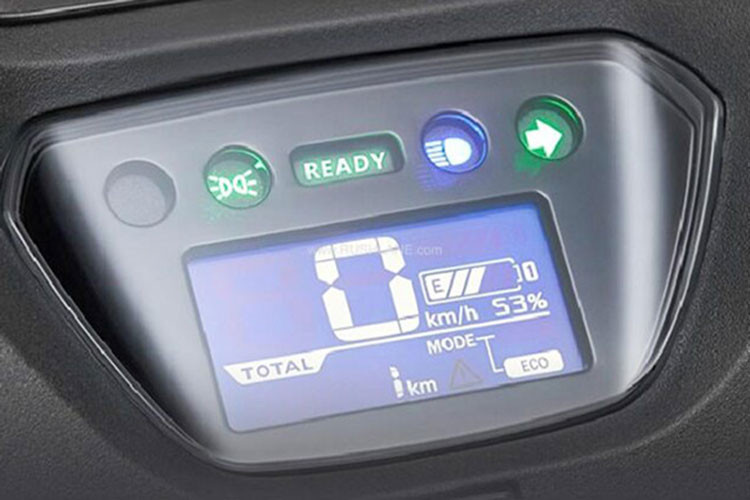 Đồng hồ của xe là màn hình LCD dạng âm âm bản cho khả năng hiển thị sắc nét. Bên dưới yên xe là cốp chứa đồ khá rộng với dung tích 26 lít, có khả năng chứa đủ mũ bảo hiểm full-face.