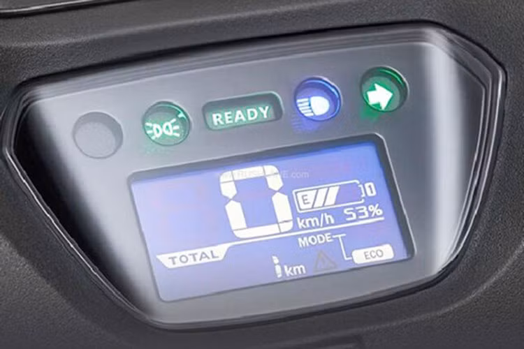 Đồng hồ của xe là màn hình LCD dạng âm âm bản cho khả năng hiển thị sắc nét. Bên dưới yên xe là cốp chứa đồ khá rộng với dung tích 26 lít, có khả năng chứa đủ mũ bảo hiểm full-face.