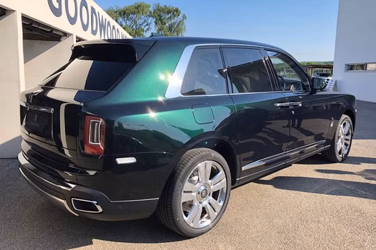 Không chỉ có ngoại hình bóng bảy và đẳng cấp, Cullinan còn có khả năng offroad đỉnh cao với cơ chế dẫn động AWD thay cho RWD trên các mẫu xe trước đây. Cơ chế này liên kết chặt chẽ với hệ thống treo khí nén tự điều chỉnh độ cao được Rolls-Royce cân chỉnh riêng cho off-road hoặc chạy trên đường thông thường.