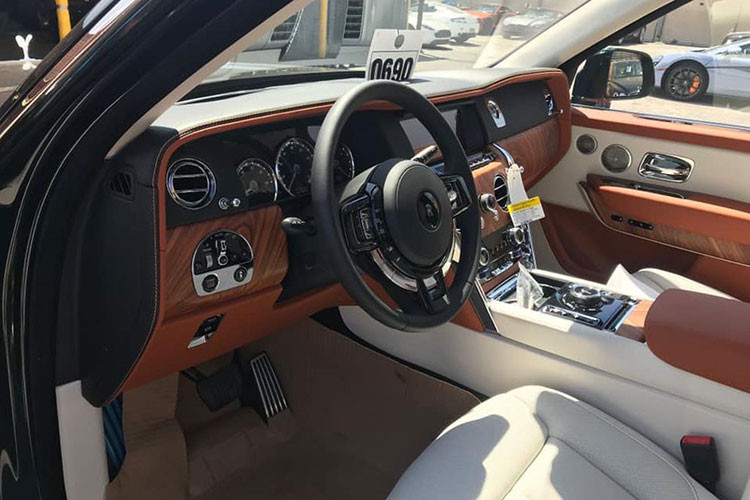 Điểm nổi bật trên mẫu Rolls-Royce Cullinan này chính là màu sơn xanh rêu độc đáo. Được biết, để "khoác lên mình" màu sơn này, chủ nhân sẽ phải chi ra một số tiền rất lớn bởi nó thuộc diện hàng thửa đặc biệt. Qua ảnh chụp có thể nhận thấy chiếc Rolls-Royce Cullinan này thuộc phiên bản 4 ghế ngồi với hàng ghế thứ 2 có 2 ghế biệt lập được ngăn cách bởi một bệ tì tay cỡ lớn.