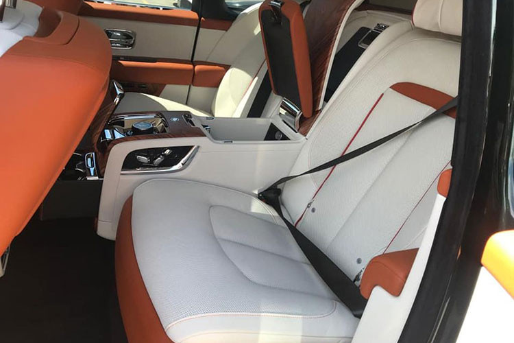 Rolls-Royce Cullinan sở hữu khoang nội thất thuộc hàng xa xỉ bậc nhất hiện nay. Do là mẫu SUV đầu tiên của Roll-Royce nên nội thất của Cullinan được chăm chút tỉ mỉ theo tiêu chuẩn cao nhất với chất liệu da, gỗ cao cấp và không gian rộng rãi. Và với việc sở hữu gói trang bị 2 hàng ghế biệt lập, Cullinan độc trong bài viết sẽ mang tới không gian của Cullinan đã rộng nay còn rộng và tiện nghi hơn.