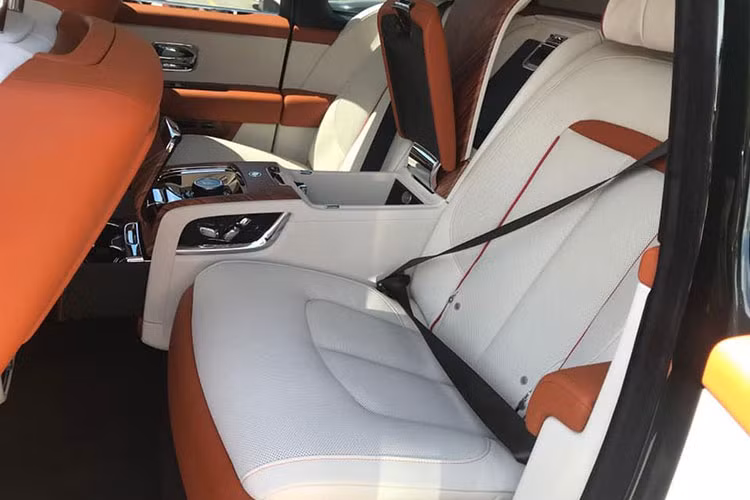 Rolls-Royce Cullinan sở hữu khoang nội thất thuộc hàng xa xỉ bậc nhất hiện nay. Do là mẫu SUV đầu tiên của Roll-Royce nên nội thất của Cullinan được chăm chút tỉ mỉ theo tiêu chuẩn cao nhất với chất liệu da, gỗ cao cấp và không gian rộng rãi. Và với việc sở hữu gói trang bị 2 hàng ghế biệt lập, Cullinan độc trong bài viết sẽ mang tới không gian của Cullinan đã rộng nay còn rộng và tiện nghi hơn.