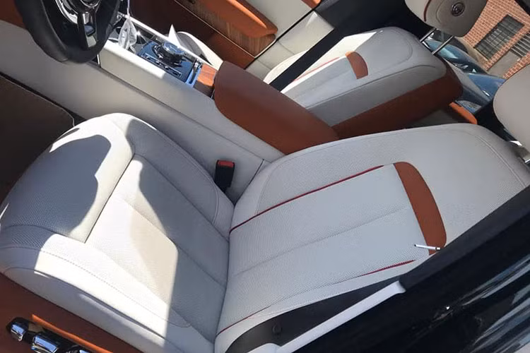 Cullinan là mẫu SUV đầu tiên của gia đình Rolls-Royce. Mẫu xe này đã đánh dấu sự thay đổi toàn diện của hãng xe Anh Quốc bởi từ trước tới nay, Rolls-Royce vẫn chỉ được biết tới là một hãng xe chỉ sản xuất các dòng xe siêu sang gầm thấp. Cullinan là một chiếc xe vô cùng đặc biệt, minh chứng rõ ràng nhất đến từ cái tên của xe – “Cullinan”, đây là tên của viên kim cương lớn nhất thế giới từng được tìm thấy ở Châu Phi và hiện đang được đính trên vương miện của Nữ hoàng Anh.