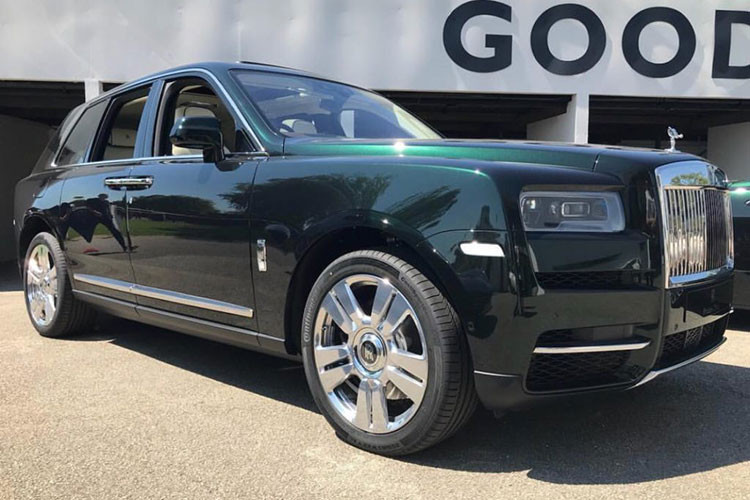 Rolls-Royce trang bị trên Cullinan khối động cơ V12 tăng áp kép với dung tích 6,75 lít cho ra công suất 563 mã lực và mô men xoắn 850 N. Một con số vô cùng ấn tượng với một chiếc SUV siêu sang đúng nghĩa. Dự kiến, giá xe Rolls-Royce Cullinan chính hãng tại Việt Nam có giá bán tiêu chuẩn khoảng 41,277 tỷ đồng (đã bao gồm VAT).