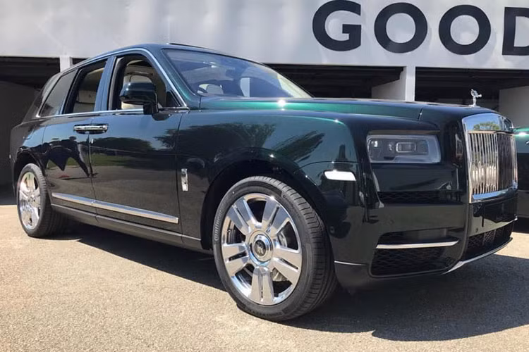 Rolls-Royce trang bị trên Cullinan khối động cơ V12 tăng áp kép với dung tích 6,75 lít cho ra công suất 563 mã lực và mô men xoắn 850 N. Một con số vô cùng ấn tượng với một chiếc SUV siêu sang đúng nghĩa. Dự kiến, giá xe Rolls-Royce Cullinan chính hãng tại Việt Nam có giá bán tiêu chuẩn khoảng 41,277 tỷ đồng (đã bao gồm VAT).