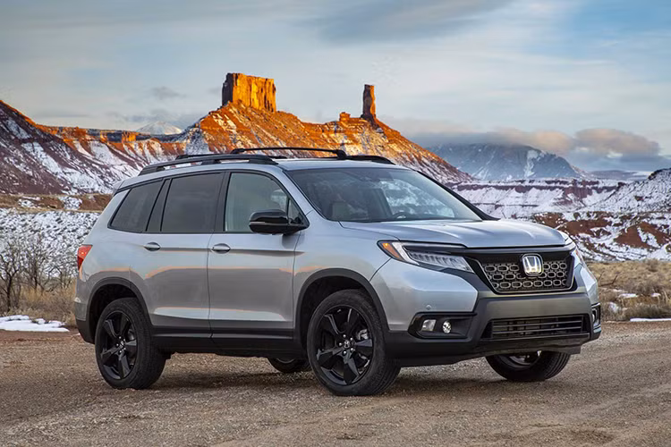 Honda Passport là mẫu SUV 5 chỗ được định vị lấp đầy khoảng trống giữa hai người anh em CR-V và Pilot. Nhưng điều này không đồng nghĩa với việc Passport có giá bán khởi điểm rẻ hơn so với đàn anh Pilot, cụ thể Pilot có giá từ 31.450 USD (khoảng 729 triệu đồng), còn giá xe Honda Passport 2020 là 31.990 USD (tương đương 742 triệu đồng).