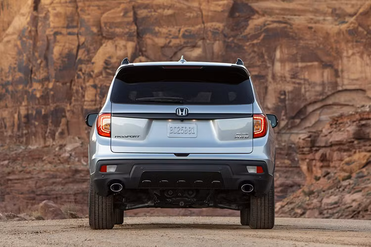 Mặc dù là phiên bản thấp, nhưng Passport Sport 2020 được trang bị rất nhiều “đồ chơi” an toàn như: hệ thống kiểm soát hành trình thích ứng, hệ thống phanh ngừa va chạm (collision mitigation braking) và giảm thiểu chệch làn đường (Road Departure Mitigation). Các tính năng khác bao gồm: hệ thống cảnh báo va chạm phía trước, hệ thống cảnh báo chệch làn đường và hỗ trợ giữ làn đường,...