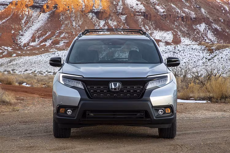 Các điểm nổi bật khác trên phiên bản Honda Passport Sport 2020 sẽ bao gồm: khởi động bằng nút bấm, camera chiếu hậu đa góc và hàng ghế sau gập tỷ lệ 60/40, và có thể gập xuống chỉ bằng cách nhấn nút,...