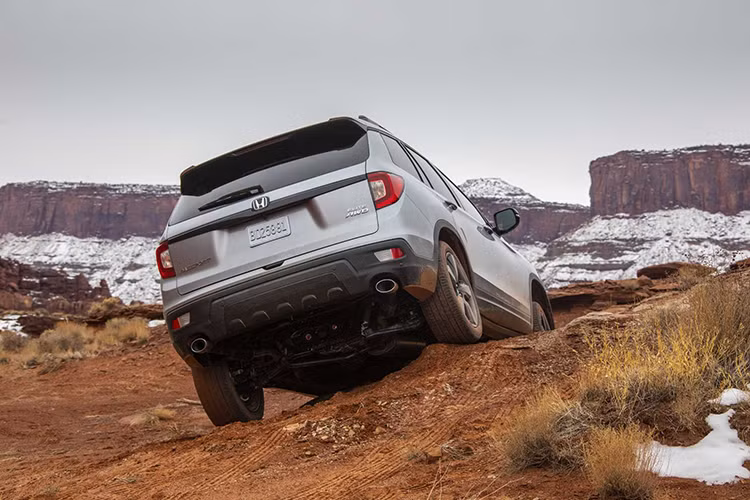 Nhà sản xuất xe ôtô Honda cũng cho biết, mẫu Passport mới có có khả năng kéo lên đến 2,2 tấn (AWD) và 1,5 tấn ở phiên bản cầu trước (FWD).