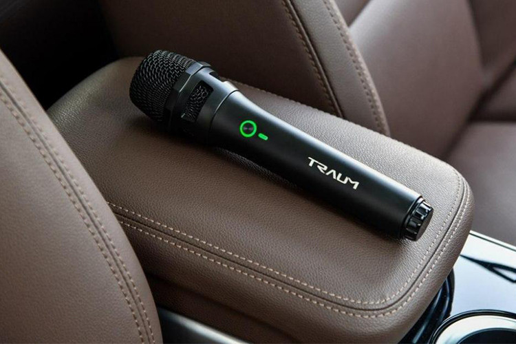 Bên cạnh hệ thống karaoke di động cho phép ca hát ở bất cứ nơi đâu, Traum Meet 3 cũng có sở hữu thêm các tính năng sang chảnh như cửa sổ trời rộng, đèn pha LED, hệ thống ánh sáng bao quanh nội thất, một màn hình 7 inch làm bảng tín hiệu đồng hồ, hệ thống điều hòa tự động hai vùng và vận hành bằng khóa thông minh...