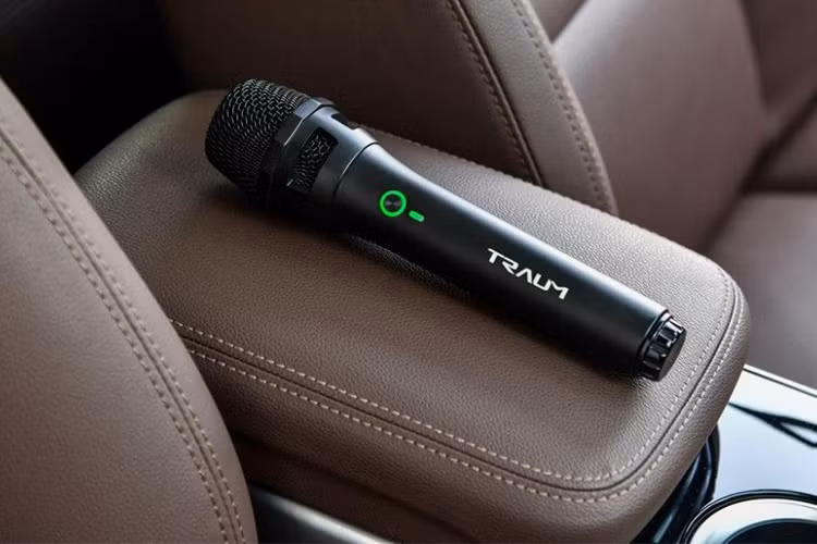 Bên cạnh hệ thống karaoke di động cho phép ca hát ở bất cứ nơi đâu, Traum Meet 3 cũng có sở hữu thêm các tính năng sang chảnh như cửa sổ trời rộng, đèn pha LED, hệ thống ánh sáng bao quanh nội thất, một màn hình 7 inch làm bảng tín hiệu đồng hồ, hệ thống điều hòa tự động hai vùng và vận hành bằng khóa thông minh...