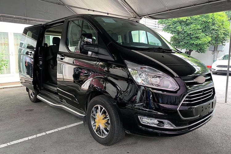 Những chiếc xe Ford Tourneo mới đã bất ngờ xuất hiện tại Việt Nam. Những hình ảnh vừa được chia sẻ trên mạng xã hội cho thấy nó đã có mặt tại nhà máy của Ford Việt Nam tại Hải Dương, đây cũng rất có thể là những phiên bản lắp ráp CKD và sẵn sàng chờ ngày lăn bánh.