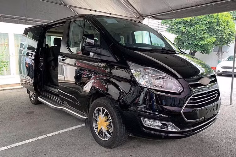 Những chiếc xe Ford Tourneo mới đã bất ngờ xuất hiện tại Việt Nam. Những hình ảnh vừa được chia sẻ trên mạng xã hội cho thấy nó đã có mặt tại nhà máy của Ford Việt Nam tại Hải Dương, đây cũng rất có thể là những phiên bản lắp ráp CKD và sẵn sàng chờ ngày lăn bánh.