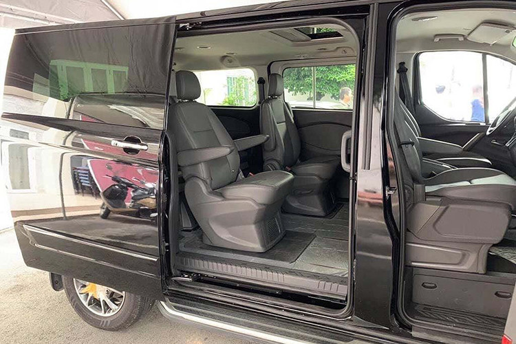 Là một mẫu xe hướng đến nhu cầu chuyên chở gia đình và khách hàng sang trọng, Ford Tourneo hoàn toàn mới được trang bị hệ thống treo khí nén êm ái, hàng ghế thứ 3 được thiết kế linh hoạt với khả năng gập 60/40, ngoài ra có thể tháo rời một cách dễ dàng để chuyên chở hàng hoá hoặc vật dụng với kích thước lớn.