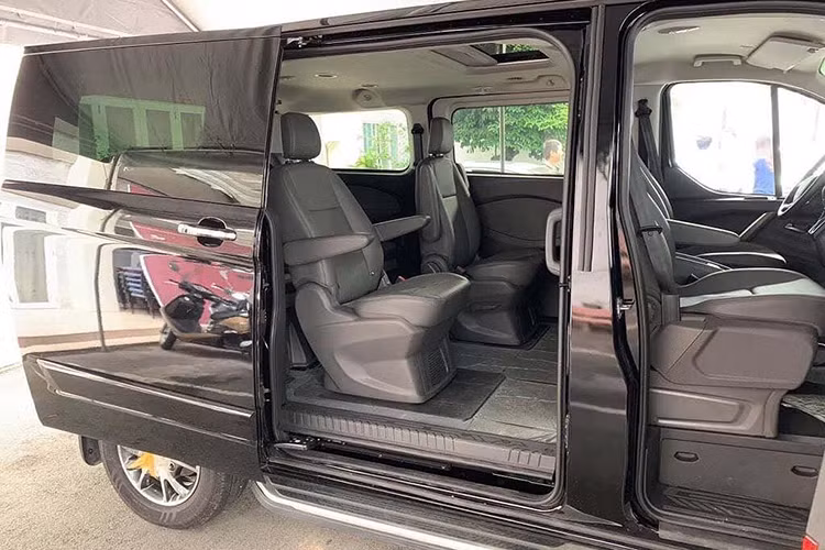 Là một mẫu xe hướng đến nhu cầu chuyên chở gia đình và khách hàng sang trọng, Ford Tourneo hoàn toàn mới được trang bị hệ thống treo khí nén êm ái, hàng ghế thứ 3 được thiết kế linh hoạt với khả năng gập 60/40, ngoài ra có thể tháo rời một cách dễ dàng để chuyên chở hàng hoá hoặc vật dụng với kích thước lớn.