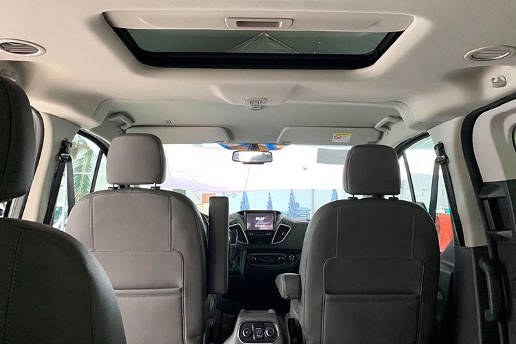 Các trang bị an toàn trên Ford Tourneo 2019 mới sẽ bao gồm: 06 túi khí, hệ thống phanh ABS/EBD, cân bằng điện tử ESP, hệ thống chống trượt TCS, hỗ trợ khởi hành ngang dốc HLA. Hệ thống cảm biến trước/sau đi kèm camera lùi,…