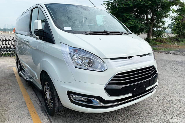 Tại Việt Nam, sau khi ra mắt Ford Tourneo sẽ cạnh tranh trực tiếp với những cái tên lớn như KIA Sedona hay Peugeot Traveller của Thaco mới ra mắt - cả hai mẫu xe này đều đang sở hữu mức giá hơn 1 tỷ đồng.