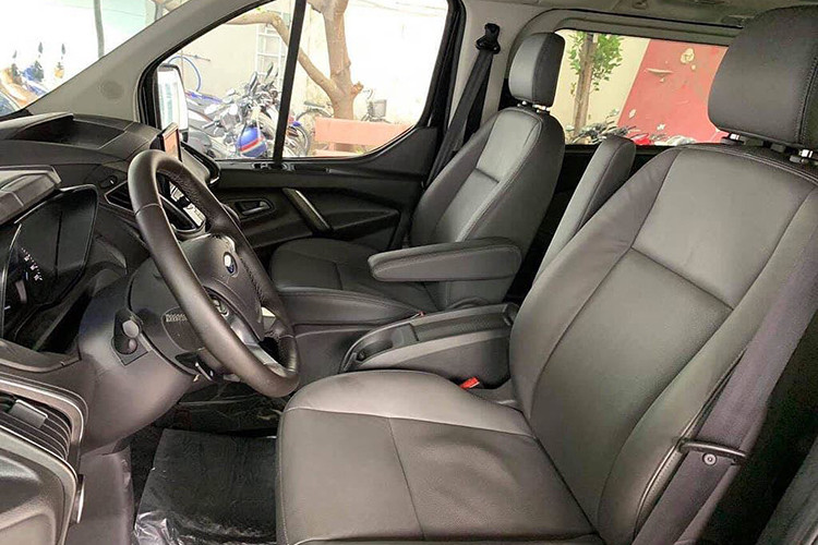Ford Tourneo tại Việt Nam sở hữu cấu hình 7 chỗ ngồi, cách bố trí ghế 2-2-3, khoang nội thất được thiết kế sang trọng và hiện đại với ghế ngồi bọc da đi kèm bệ tỳ tay cho từng ghế, vô lăng chỉnh 4 hướng, cửa sổ trời điều khiển điện. Màn hình cảm ứng, hệ thống âm thanh 6 loa.