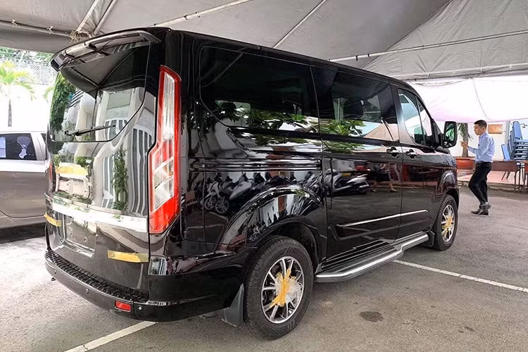Về bản chất, Tourneo được phát triển từ hệ thống gầm bệ của Transit - mẫu minibus quen thuộc và bán chạy nhất tại Việt Nam. Do đó, kích thước xe cũng có phần tương đồng. Theo chia sẻ từ tư vấn bán hàng, mẫu xe Tourneo sẽ được thiết kế phục vụ gia đình hoặc khách hạng sang chứ không chở khách thông thường như Transit.