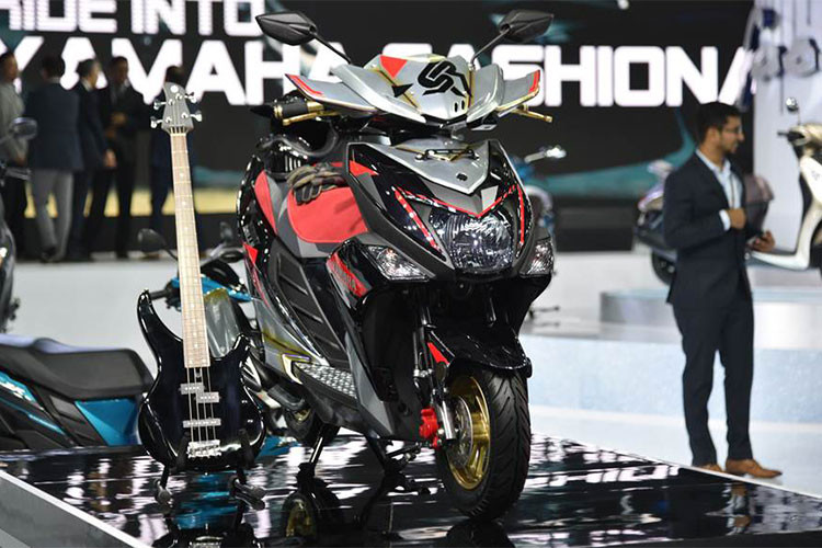 Giá xe Yamaha Cygnus Ray ZR Street Rally sẽ được bán ở mức 57.898 Rupee (tương đương 19,5 triệu đồng). Đối thủ của Yamaha Cygnus Ray ZR Street Rally tại Ấn Độ là Honda Dio, TVS Jupiter và Honda Activa 5G. Xe sẽ có mặt tại các đại lý Yamaha tại Ấn Độ với hai lựa chọn màu sắc là Đỏ Rally và Xanh Racing.