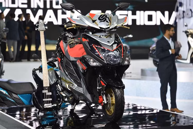 Giá xe Yamaha Cygnus Ray ZR Street Rally sẽ được bán ở mức 57.898 Rupee (tương đương 19,5 triệu đồng). Đối thủ của Yamaha Cygnus Ray ZR Street Rally tại Ấn Độ là Honda Dio, TVS Jupiter và Honda Activa 5G. Xe sẽ có mặt tại các đại lý Yamaha tại Ấn Độ với hai lựa chọn màu sắc là Đỏ Rally và Xanh Racing.