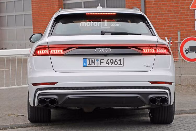 Những thay đổi khác của Audi SQ8 2019 so với Q8 tiêu chuẩn bao gồm bậc cửa sâu hơn và 4 ống xả phía sau. Vẫn chưa có hình ảnh của không gian bên trong Audi SQ8 2019. Dự đoán, mẫu xe này sẽ được trang bị vô lăng đáy phẳng, ghế ôm thân người ngồi và nội thất phối 2 tông màu theo phong cách thể thao.